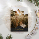 Holzkohle Sehr frohe Weihnachten Vier Foto Vertika Folien Feiertagskarte<br><div class="desc">Die Charcoal Very Merry Christmas Four Foto Vertical Foil Holiday Card ist mit einer raffinierten dunkelgrauen Kulisse ausgestattet, die eine Mischung aus einfacher Goldfolie und klassischer Kalligraphie und einem minimalistischen Boho-Stil bietet, der ein perfektes Gleichgewicht zwischen sauberer moderner Eleganz und Vintager Eleganz schafft. Dieses charmante Design ist ein schöner Weg,...</div>