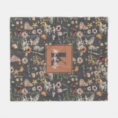 Holzkohlegrau Boho Blumen Monogramm Fleecedecke (Vorderseite (Horizontal))
