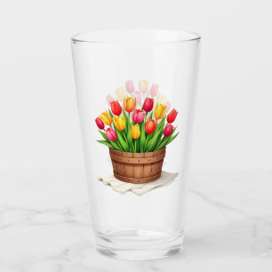 Holzkorb gefüllt mit Tulpen Glas