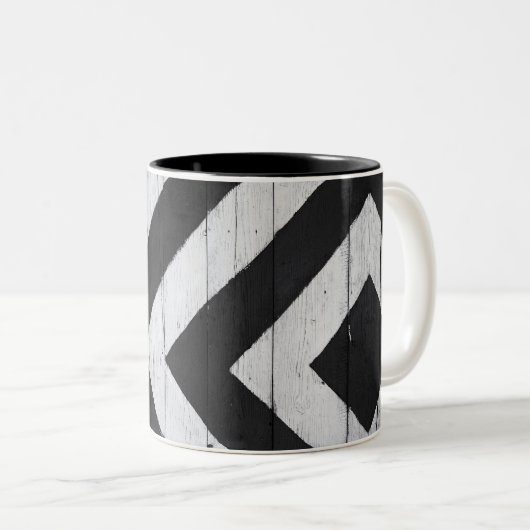 Holzkörner in Schwarz und Weiß gestrichen Zweifarbige Tasse (VorderseiteRechts)