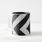 Holzkörner in Schwarz und Weiß gestrichen Zweifarbige Tasse (Vorderseite Links)