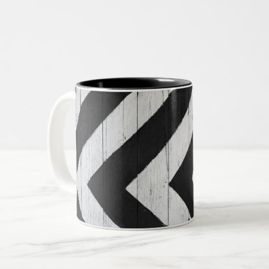 Holzkörner in Schwarz und Weiß gestrichen Zweifarbige Tasse (Vorderseite Links)