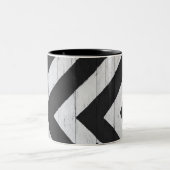 Holzkörner in Schwarz und Weiß gestrichen Zweifarbige Tasse (Mittel)