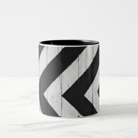 Holzkörner in Schwarz und Weiß gestrichen Zweifarbige Tasse (Mittel)