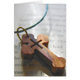 Holzkreuz Stillleben auf Vintager Buchseite