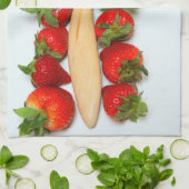 Holzlöffel umgeben von Erdbeeren Handtuch (Gefaltet)