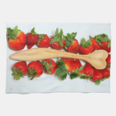 Holzlöffel umgeben von Erdbeeren Handtuch (Horizontal)