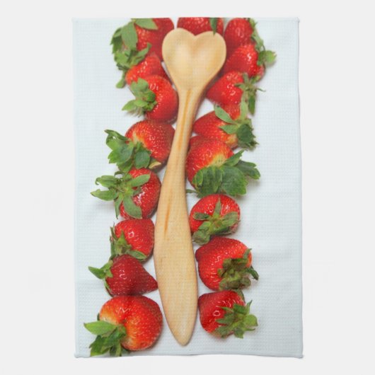 Holzlöffel umgeben von Erdbeeren Handtuch (Vertikal)