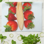 Holzlöffel umgeben von Erdbeeren Handtuch (Gefaltet)