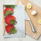 Holzlöffel umgeben von Erdbeeren Handtuch (Viertel Falte)