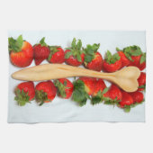 Holzlöffel umgeben von Erdbeeren Handtuch (Horizontal)