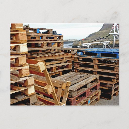 Holzpaletten auf der Dock Post Card Postkarte (Vorderseite)