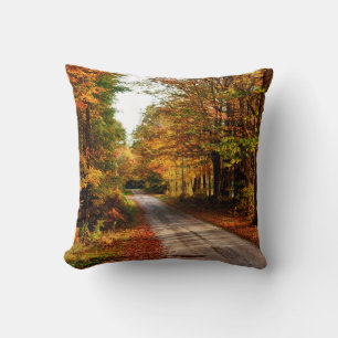 Holzpfad mit Herbstlaub Kissen