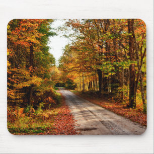 Holzpfad mit Herbstlaub Mousepad