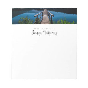 Holzpfeifen bei Nacht über einem ruhigen See Notizblock