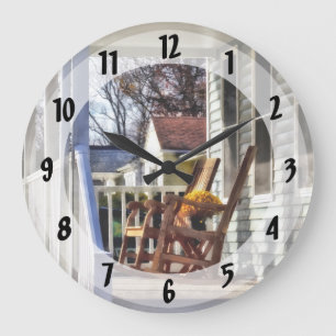 Holzrockstühle auf der Veranda im Herbst Große Wanduhr