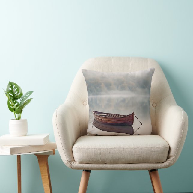 Holzrowboat auf ruhigem Wasser Kissen (Stuhl )