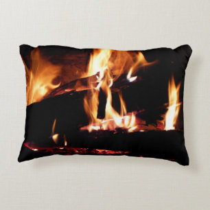 Holzscheite im Kamin Warme Feuer Fotografie Dekokissen