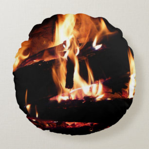 Holzscheite im Kamin Warme Feuerfotografie Rundes Kissen
