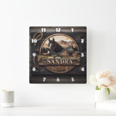 Holzschild mit Pferd und Stall bei Sonnenuntergang Quadratische Wanduhr (Zuhause)