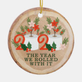 Holzschlitz gerollt mit einem lustigen Toilettenpa Keramik Ornament (Vorne)