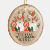 Holzschlitz gerollt mit einem lustigen Toilettenpa Keramik Ornament (Links)