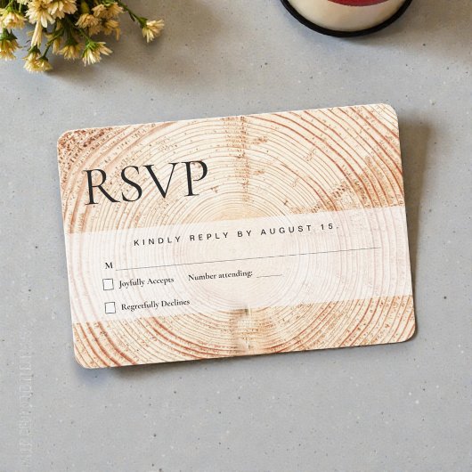 Holzschnitt-Slice-Post in rustikaler Hochzeit RSVP Karte