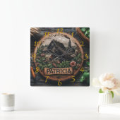 Holzschnitzerei bei Rustikalem Bauernhof Quadratische Wanduhr (Zuhause)