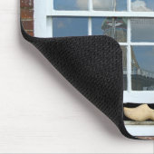 Holzschuh im Fenster Mousepad (Ecke)
