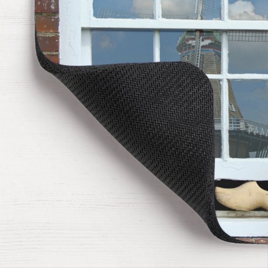 Holzschuh im Fenster Mousepad (Ecke)