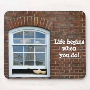 Holzschuh im Fenster Mousepad