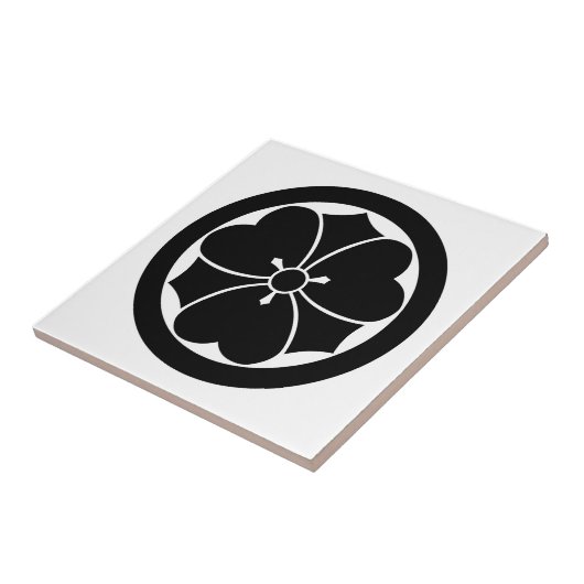 Holzsorrel mit Schwertern im Kreis Fliese (Seite)