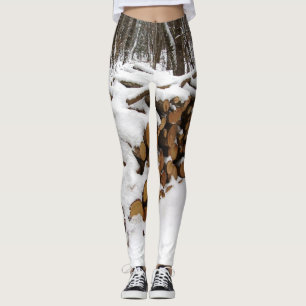 Holzstapel in den Leggings des Waldes