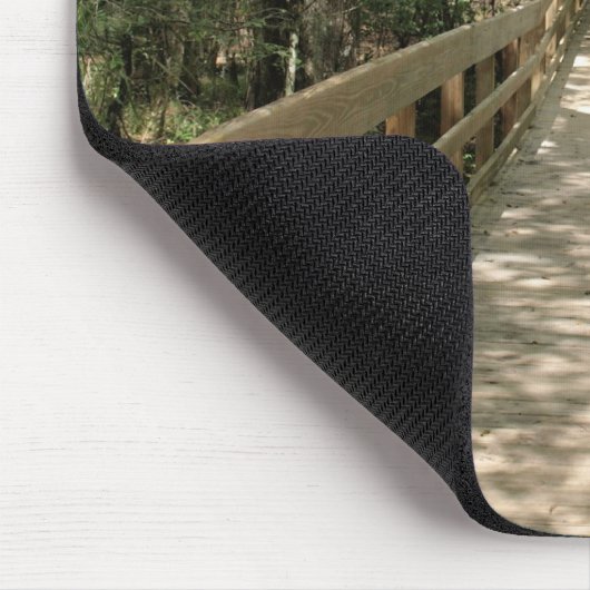 Holzsteg durch den Wald Mousepad (Ecke)