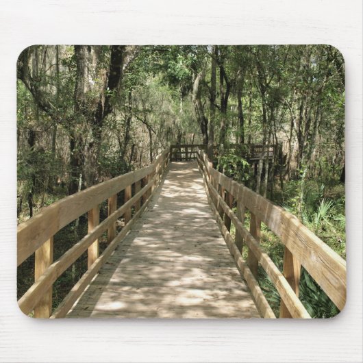 Holzsteg durch den Wald Mousepad (Vorne)