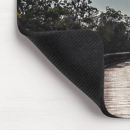 Holzsteg mit Wolken, die oben leuchten Mousepad (Ecke)