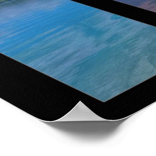 Holzsteg über eine ruhige Seenlandschaft Quadtrych Poster (Ecke)