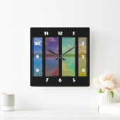 Holzsteg über einer ruhigen Seenlandschaft Quadratische Wanduhr (Zuhause)