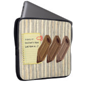 Holzstifte auf grauem Streifen Personalisiert Laptopschutzhülle (Vorne Rechts)