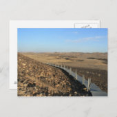 Holzstraße, die zu einem Berg führt Postkarte (Vorne/Hinten)