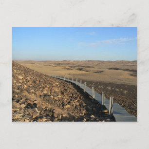 Holzstraße, die zu einem Berg führt Postkarte
