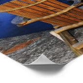 Holzstühle bei Sonnenuntergang am See Poster (Ecke)