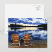Holzstühle bei Sonnenuntergang am See Postkarte (Vorne/Hinten)