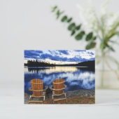 Holzstühle bei Sonnenuntergang am See Postkarte (Stehend Vorderseite)