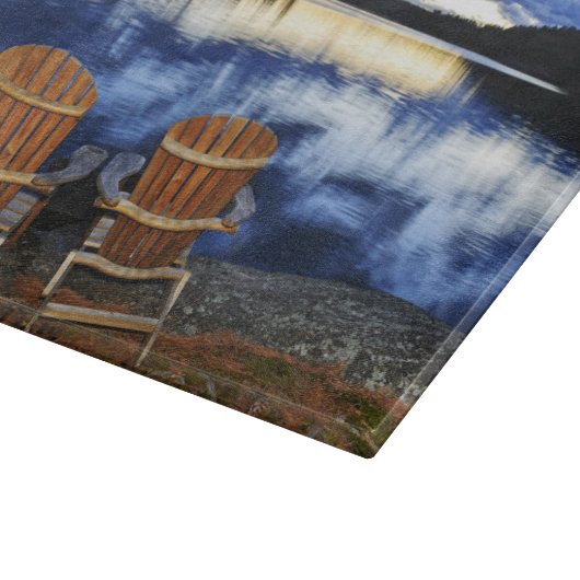 Holzstühle bei Sonnenuntergang am See Schneidebrett (Ecke)