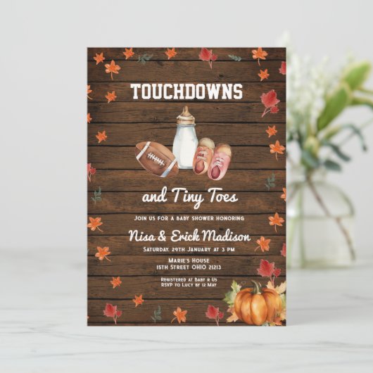 Holztuchdown Tiny Toes Football Couples Dusche Einladung (Stehend Vorderseite)