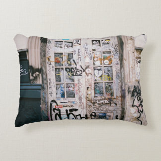 HOLZTÜR MIT HANDWRITINGS DEKOKISSEN