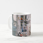 HOLZTÜR MIT HANDWRITINGS KAFFEETASSE (Vorderseite Links)