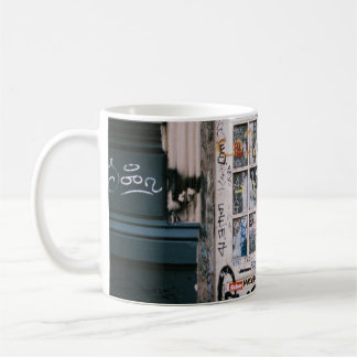 HOLZTÜR MIT HANDWRITINGS KAFFEETASSE