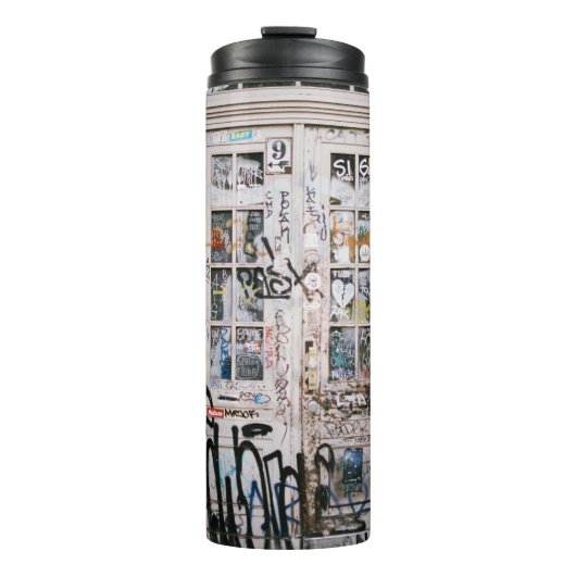 HOLZTÜR MIT HANDWRITINGS THERMOSBECHER (Vorderseite)